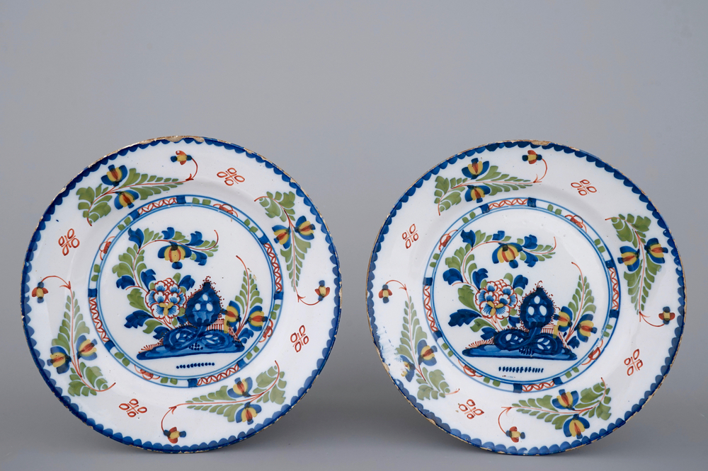 Une paire d'assiettes polychromes en Delftware anglais, Londres, 18&egrave;me si&egrave;cle